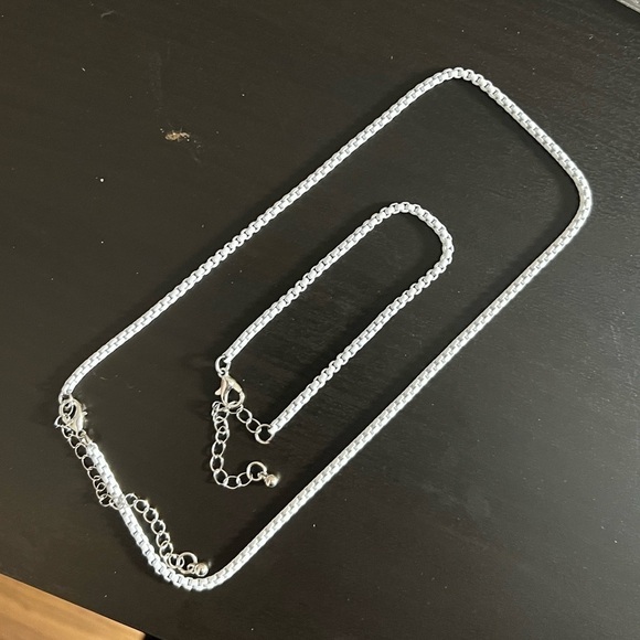 White box chain necklace - Picture 4 of 5
